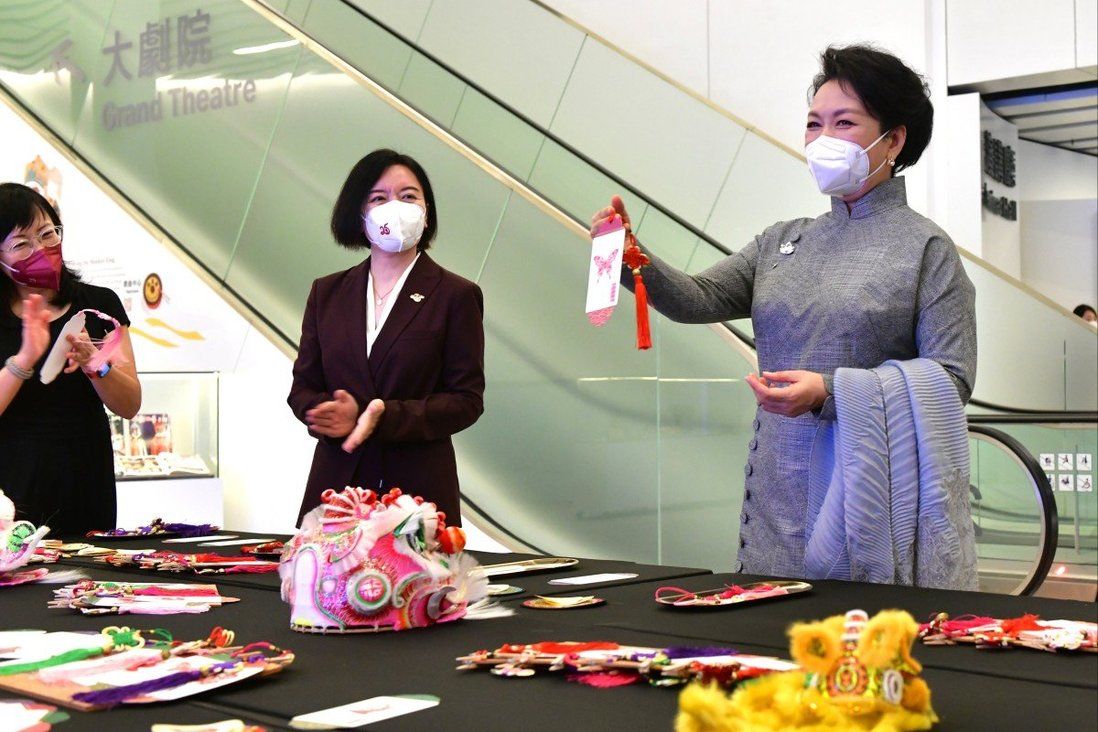 China’s first lady Peng Liyuan charms young Hong Kong opera performers