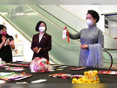 China’s first lady Peng Liyuan charms young Hong Kong opera performers