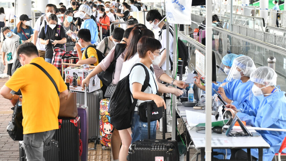 Priority border crossing for around 1,000 HK students to the mainland