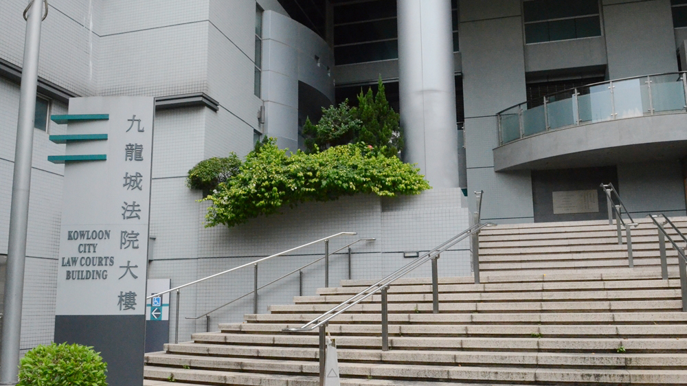 Policewoman caught stealing a HK$5,600 hat released on bail