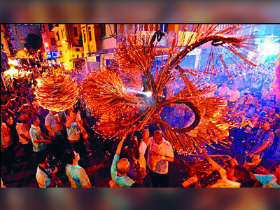 Tai Hang dragon dance ax sparks roars over irony