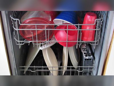 Why plastic doesn't dry in the dishwasher