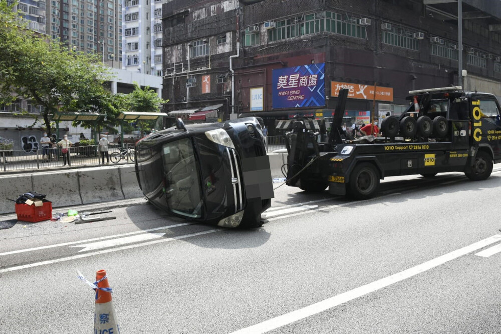 Private car crashed into taxi at Tsuen Wan, one injured