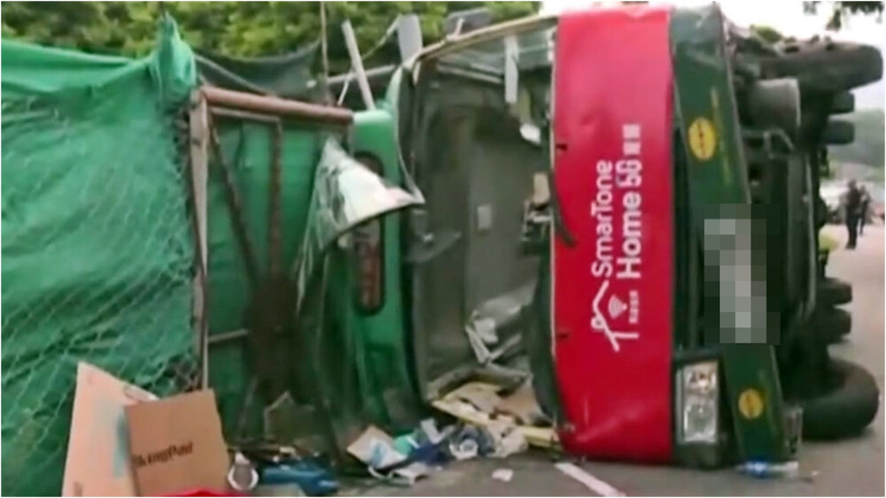 Minibus overturns in Sheung Shui, six injured