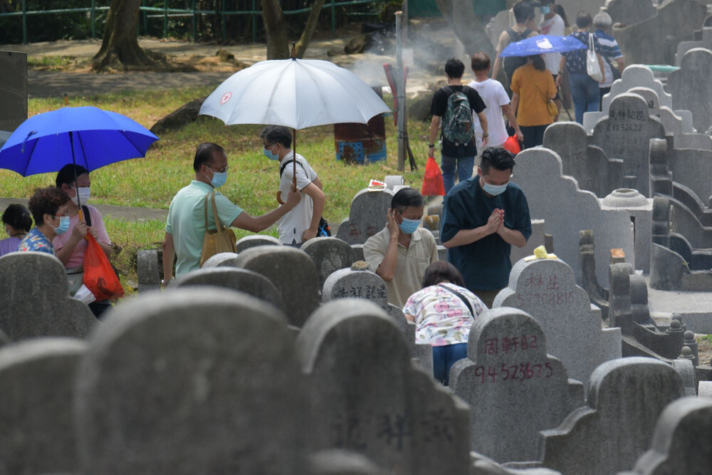 Huge queues as Hongkongers go tomb sweeping for Chung Yang Festival