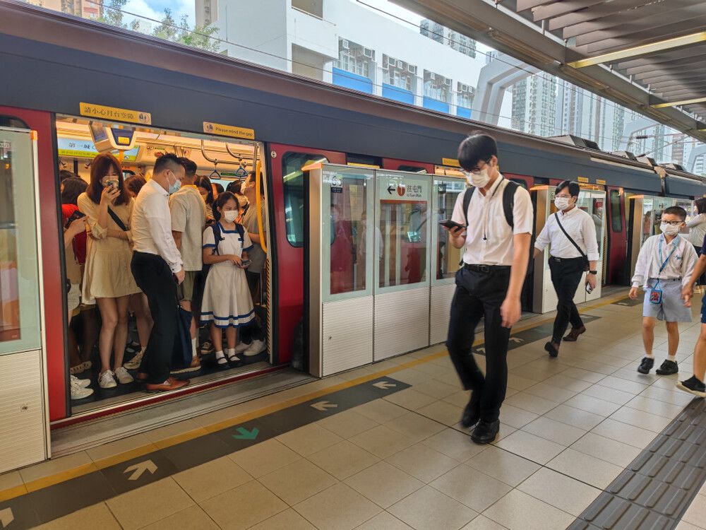 Signaling glitch cripples MTR morning services
