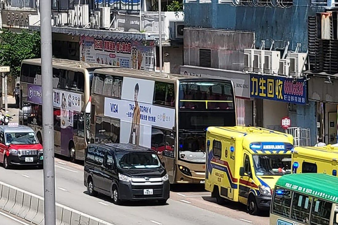 2 buses crash in Hong Kong leaving 7 with minor injuries