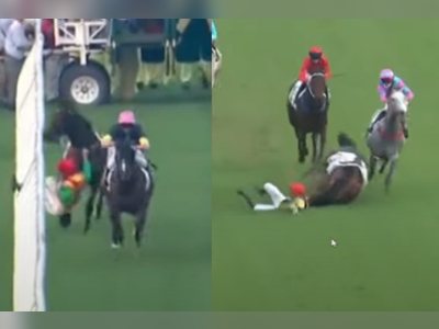 Two jockeys fell off horses in the same race at Sha Tin Racecourse