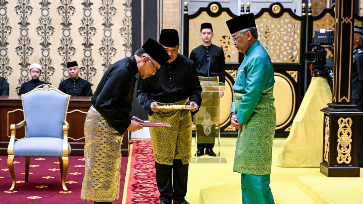 Long-Time Reformist Leader Anwar Sworn In as Malaysian PM
