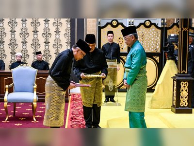 Long-Time Reformist Leader Anwar Sworn In as Malaysian PM
