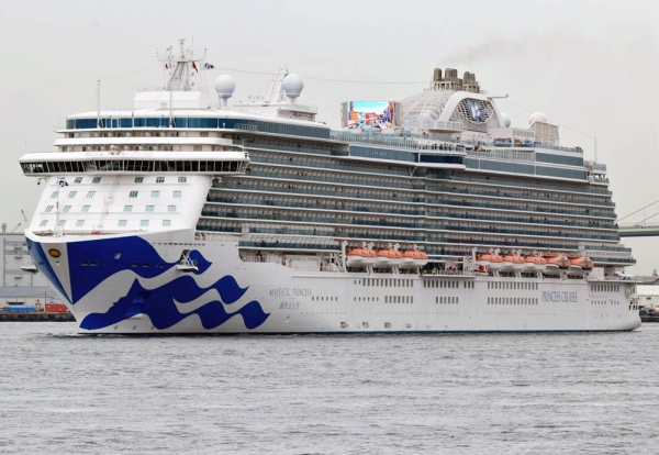Cruise ship with 800 COVID cases docks in Sydney