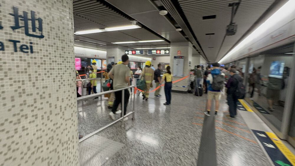 MTR doors fell off, disrupting Tsuen Wan Line services