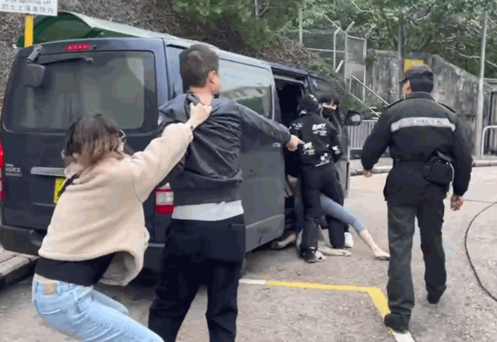 (Video) Lawless HK? Woman abducted in front of CSD officers outside Stanley Prison