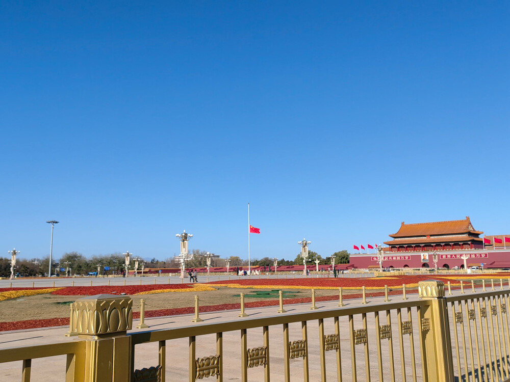 Flags fly half-staff to mourn former Chinese president Jiang's passing