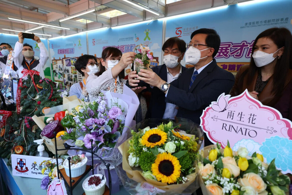 John Lee goes on shopping spree as HK Brands and Products Expo kicks off