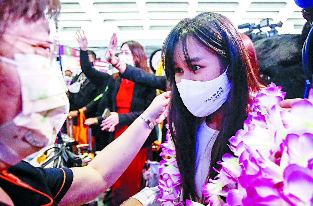 Taiwan in race to allow individual visits by HKers