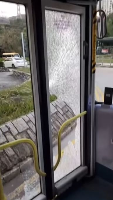 Maskless bus vandal who shatters door with rocks arrested