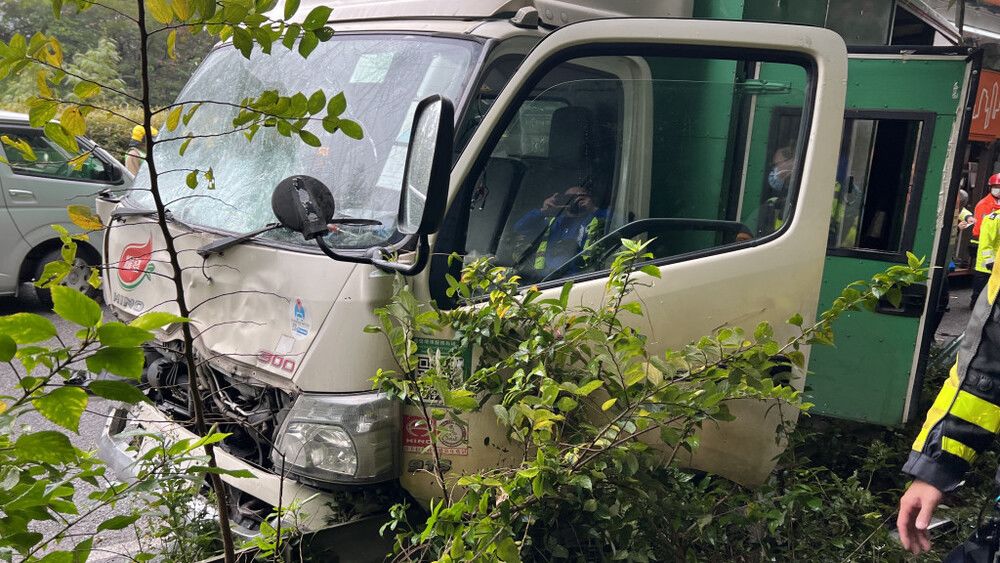 (Video) Two driver dead, 10 others injured in Tung Chung crash