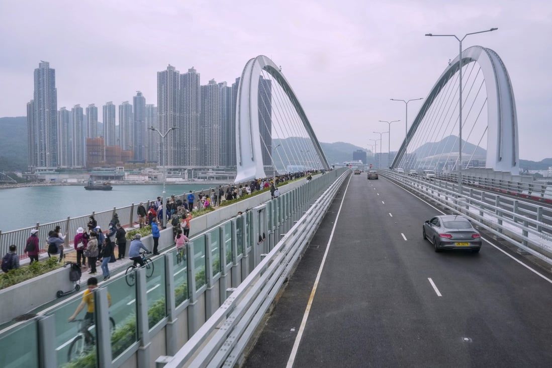 Just-opened tunnel and roads in Hong Kong to be monitored for traffic problems
