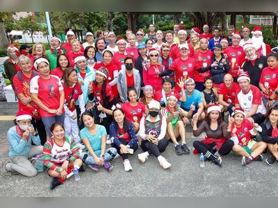 Hong Kong runners raise money for a good cause, all while dressed as Santa Claus