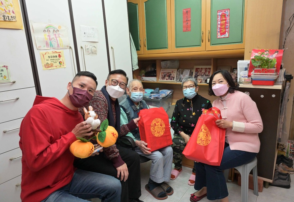 Deputy justice chief hands out LNY blessing bags to Wong Tai Sin grass-roots families