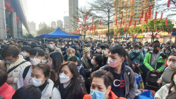 Huge crowd seen at ports to HK on last day of LNY holidays