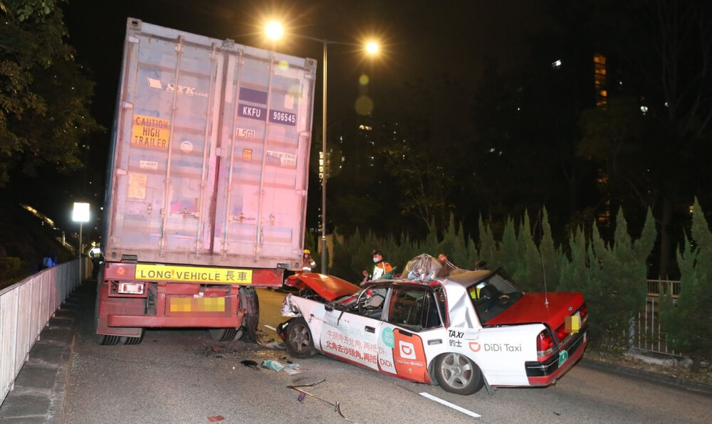 One dead, one injured after taxi crashed into truck in Wong Tai Sin