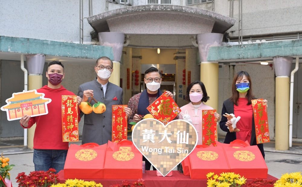 Deputy justice chief hands out LNY blessing bags to Wong Tai Sin grass-roots families