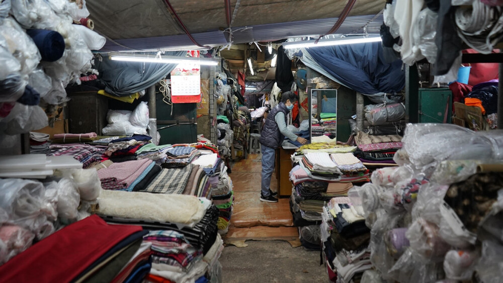 Final goodbye to decades-old fabric bazaar