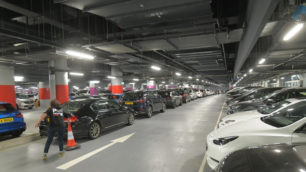 Chaos at Heung Yuen Wai checkpoint as shortage of parking lots