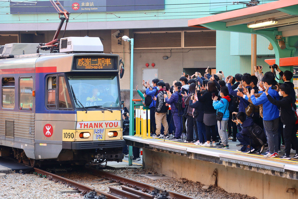 Thousands of passengers bid farewell to Phase 2 Light Rail train