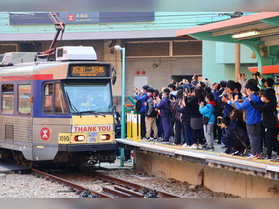 Thousands of passengers bid farewell to Phase 2 Light Rail train