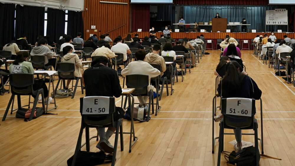 HKDSE candidates to receive admission forms from today