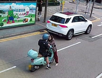 Mentally unstable woman goes wild in Wan Chai
