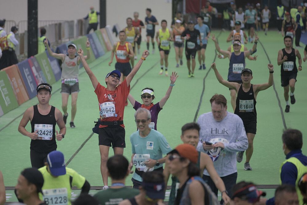 35,000 runners feature in Hong Kong Marathon despite drizzly morning