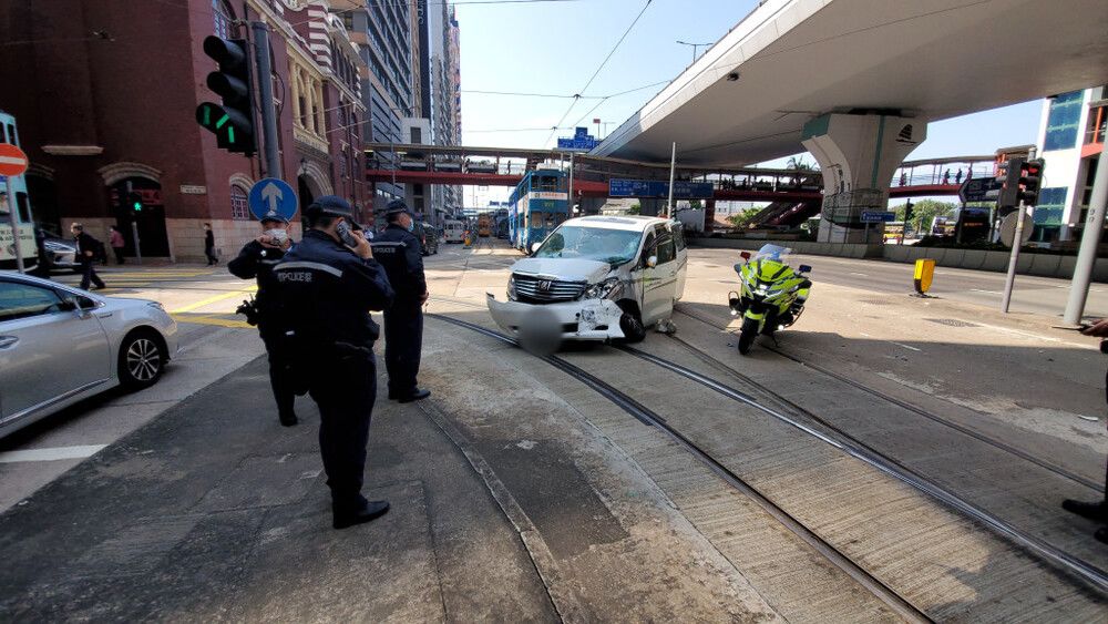Four people hospitalized in Citybus hit-and-run in Sheung Wan