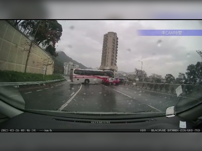 (Video) Coach slides and crashes taxi in Kowloon, two injured