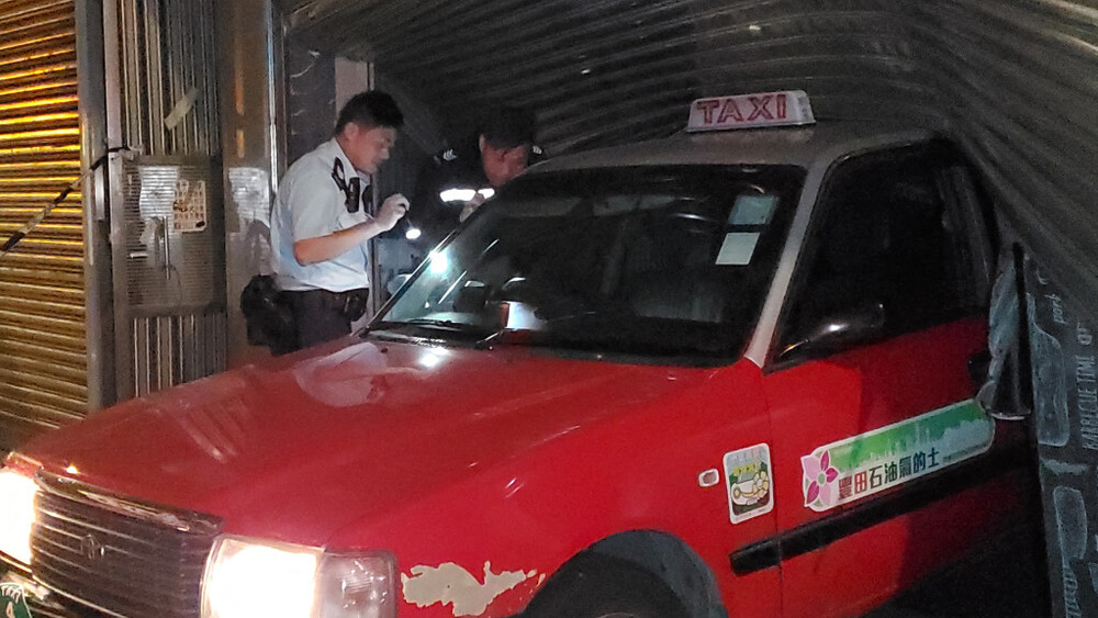 Driver arrested at Lo Wu after ramming taxi into Yuen Long frozen food stall