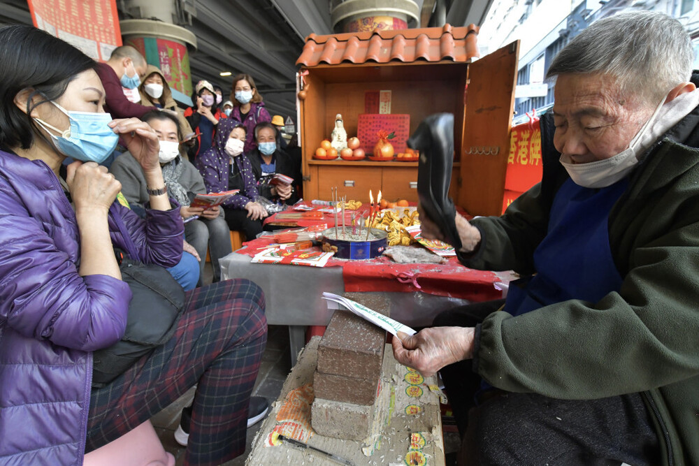 (Pictures) Hongkongers and tourists charmed by the spell of ‘villain hitting’ on Jingzhe