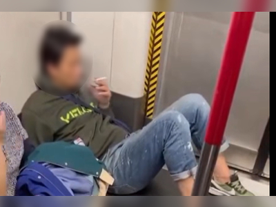 (Video) Uncivilized passenger lights up a smoke and lies down on MTR