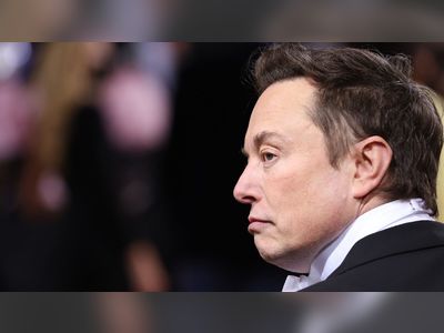 Elon Musk apologises after mocking sacked Twitter worker in online row