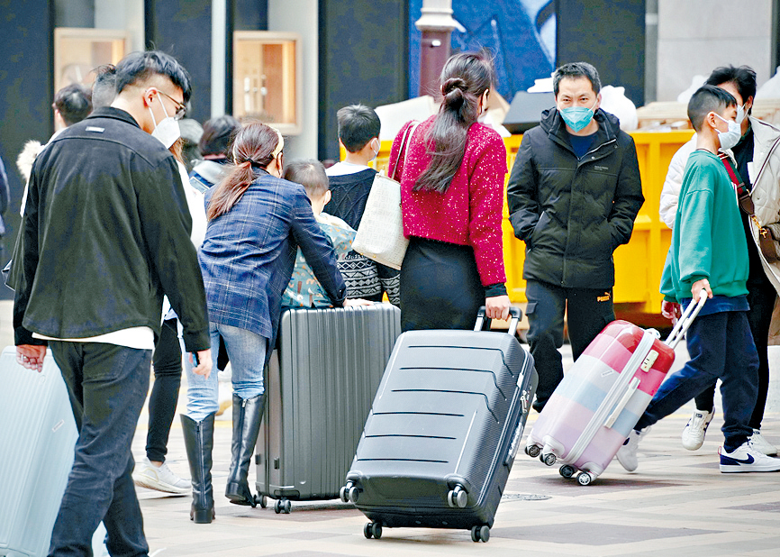 City to regulate surging mainland budget tours over resident complaints of tour groups crowding street