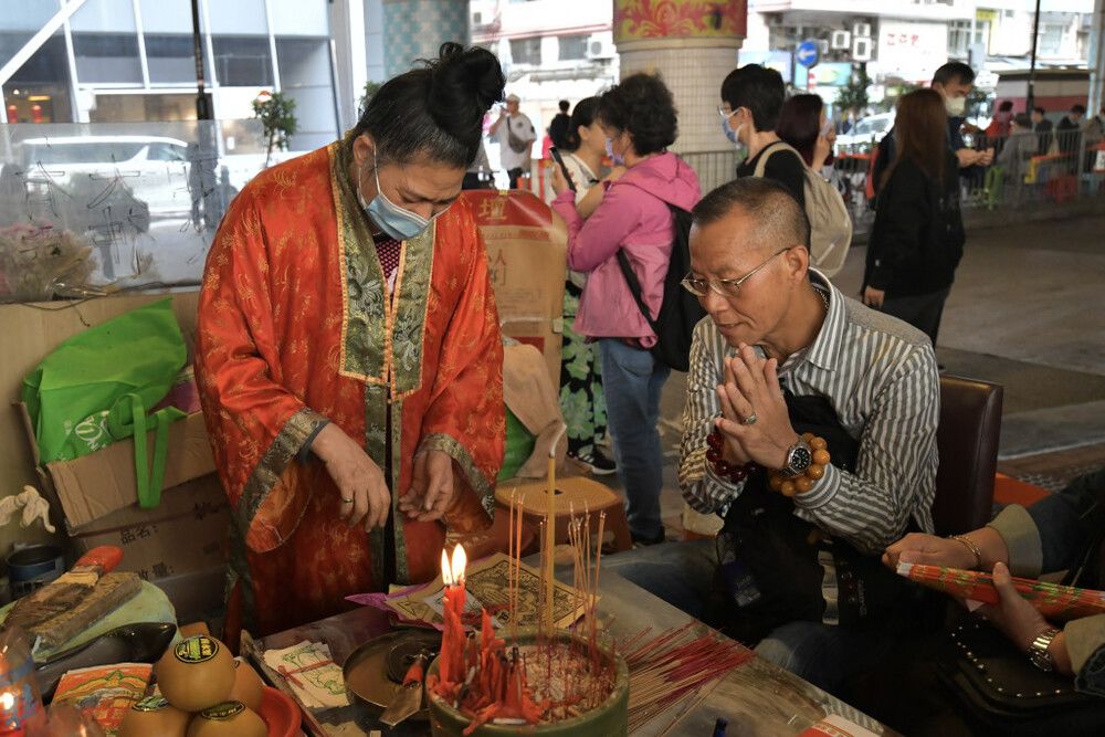 (Pictures) Hongkongers and tourists charmed by the spell of ‘villain hitting’ on Jingzhe