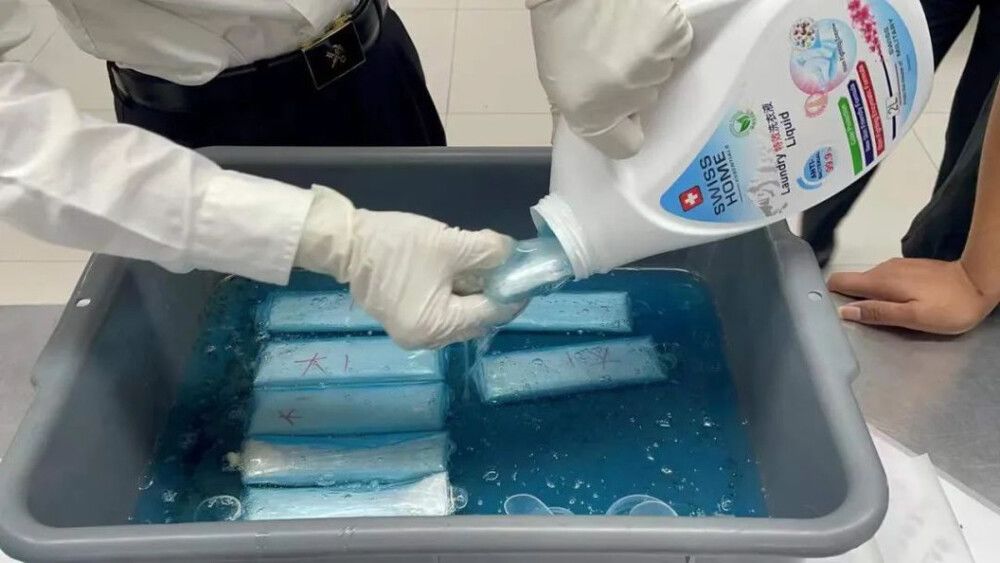 Man crossing Luohu border caught smuggling 104 CPUs in two detergent bottles