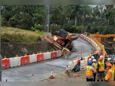 Driver unaware as excavator falls off truck in Choi Hung