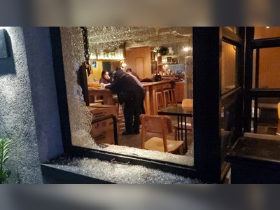 Bold thieves steal entire cash register after smashing restaurant window