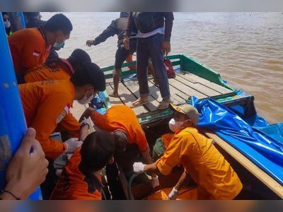 11 dead after Indonesia boat capsizes