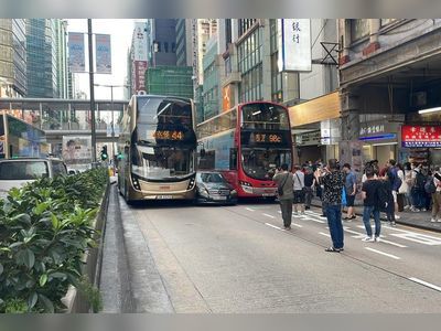 Mercedes-Benz sandwiched by 2 buses causes Hong Kong rush hour indigestion