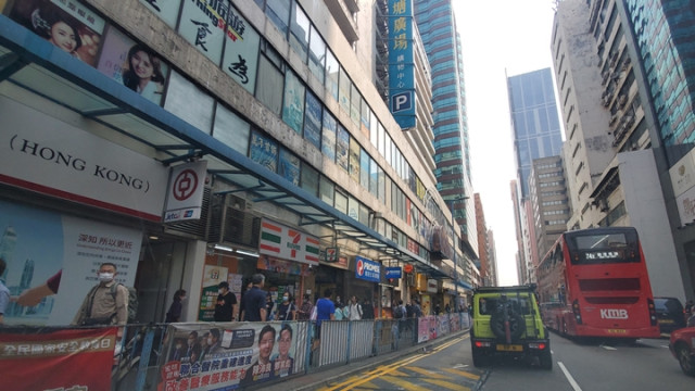 Falling concrete in Kwun Tong shopping mall injures one