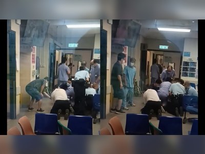(Video) Scissor-wielding mental patient pinned down by police, staff at Kwun Tong hospital